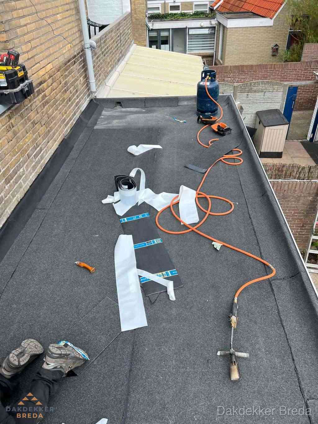 Dakdekker brengt EPDM dakbedekking aan op plat dak in Breda
